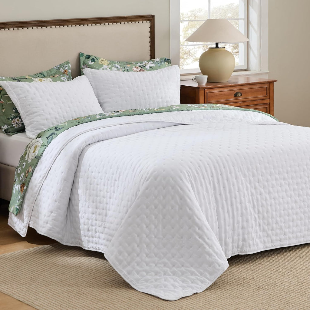 Quilts Queen Size - Bright White Bedspread Queen Size & Lightweight Comforter, Modern Coverlet with Clover Pattern, Ultra Soft All-Season Bedding, 90 x 96 Inches | Stitch-Free Quilting, Lightweight, Summer Bedding Set, Machine Washable, Pet-Friend